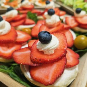 OPEN FACED STRAWBERRY MINI BAGELS (1dz)